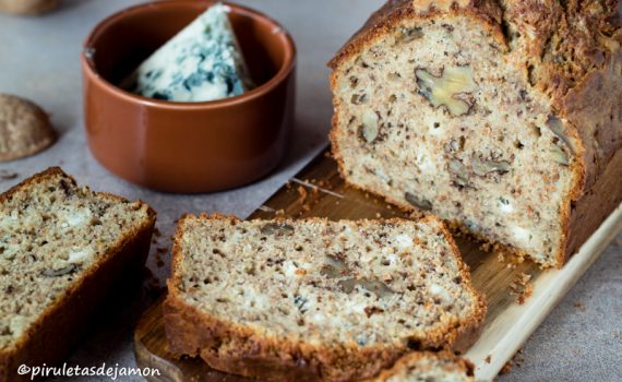 Bizcocho salado de queso azul y nueces