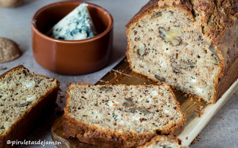 Bizcocho salado de queso azul y nueces