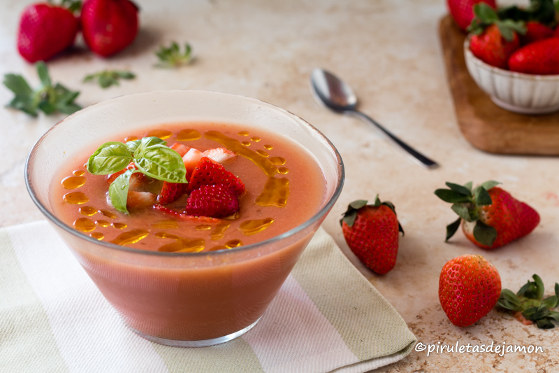 Gazpacho de fresas | Piruletas de jamón - Blog de cocina